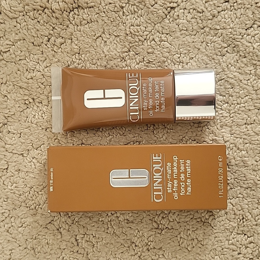 Clinique Stay Matte Oil-Free Makeup